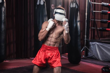 Foto de Los boxeadores profesionales usan auriculares de realidad virtual para realizar simulaciones de entrenamiento de boxeo inmersivo mientras practican sus técnicas de punzonado. Entrenamiento en vivo y personalizado con entrenador de boxeo - Imagen libre de derechos