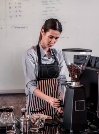 Foto de Cafeteras para adultos jóvenes trabajan con baristas expertos para crear menús. Usando una máquina de café para hacer café frío y caliente. Experimente con molienda y mezcla, incluyendo la adición de espuma de leche en la parte superior. - Imagen libre de derechos
