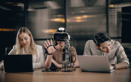 Foto de Los estudiantes universitarios colaboran con el equipo de investigación para hacer experimentos con robots educativos. Usar gafas de realidad virtual ayuda al alumno a involucrarse en situaciones reales e interactivas con experiencia inmersiva. - Imagen libre de derechos