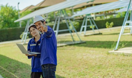 Foto de Analista de energía renovable lleva a cabo observaciones archivadas sobre la agricultura solar para monitorear y evaluar la eficiencia. Presentación de resultados y recomendaciones a supervisores, clientes e inversores para su aprobación - Imagen libre de derechos