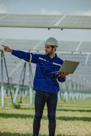 Foto de Analista de energía renovable lleva a cabo observaciones archivadas sobre la agricultura solar para monitorear y evaluar la eficiencia. Presentación de resultados y recomendaciones a supervisores, clientes e inversores para su aprobación - Imagen libre de derechos