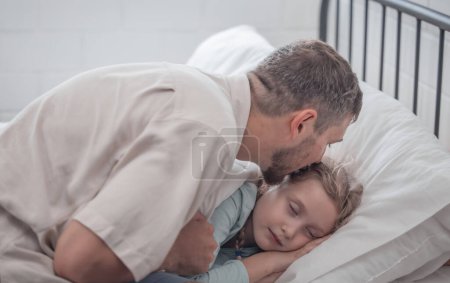 Téléchargez les photos : Père chantant sa fille pour dormir, offrant confort, soutien et sécurité. Se concentrer sur la satisfaction des besoins physiques et émotionnels. Les enfants agissent parfois heureux en faisant semblant de s'endormir. - en image libre de droit