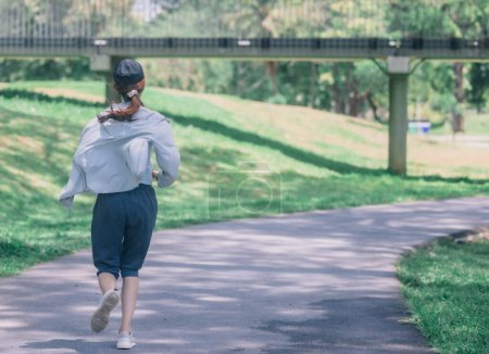 Téléchargez les photos : Des coureuses à la mode vêtues de vêtements modernes, trouvent la paix dans les rythmes. Rechargez l'énergie au milieu du flux régulier et serein de la vie. Adoptez la tranquillité tout en faisant du jogging dans la promenade publique. - en image libre de droit