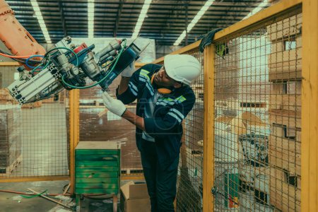 Téléchargez les photos : Technicien robotique dans la fabrication du bois pratiquement maintenir bras robotiques, assurant la productivité, l'efficacité et la sécurité. Surveiller, analyser les bases de données et intégrer les processus pour un contrôle avancé. - en image libre de droit