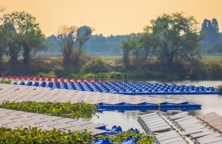 Foto de A medida que cae la noche, los paneles solares flotantes masivos crean un arreglo de tecnología y naturaleza en las aguas pacíficas. - Imagen libre de derechos