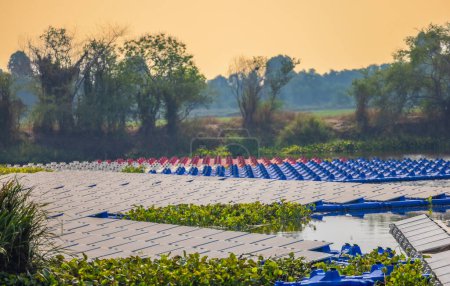 Foto de A medida que cae la noche, los paneles solares flotantes masivos crean un arreglo de tecnología y naturaleza en las aguas pacíficas. - Imagen libre de derechos