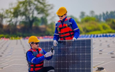 Téléchargez les photos : Les techniciens en agriculture solaire flottante inspectent les systèmes électriques pour s'assurer de la fiabilité du câblage, de la polarité, de la mise à la terre et de la terminaison. Assurer le respect des règles et procédures de sécurité. - en image libre de droit