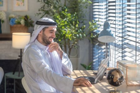 Sheikh, CEO in arb dress, überwacht Geschäfte, ferne Meetings und kommuniziert per Videotelefon mit dem Team mit einer Geste des Lächelns. Als Führungskraft Operationen überwachen, Verantwortlichkeiten aufzeigen.