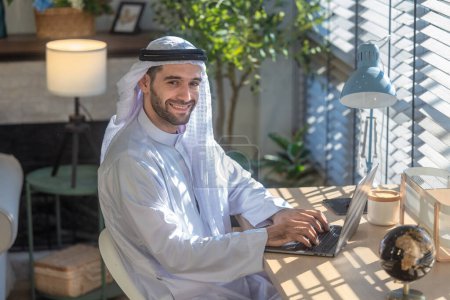 Foto de Sheikh, CEO en vestido árabe, supervisando negocios, reuniones a distancia, y la comunicación a través de videollamadas con el equipo con un gesto de sonrisa. Supervisar las operaciones como líder, mostrando responsabilidades. - Imagen libre de derechos