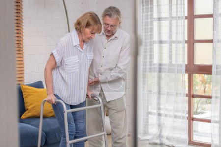 Ein älteres Paar nutzt Gehhilfen, während es sich im Innenraum gegenseitig unterstützt, was ihre gegenseitige Fürsorge unterstreicht.