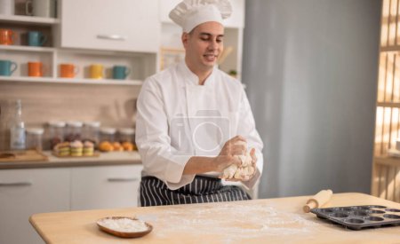Foto de Profesional maestro chef amasando intensamente en una superficie de harina en las etapas iniciales de la fabricación de pan en una cocina comercial. Mostrando habilidades, técnica, precisión, pasión y arte para la comida. - Imagen libre de derechos