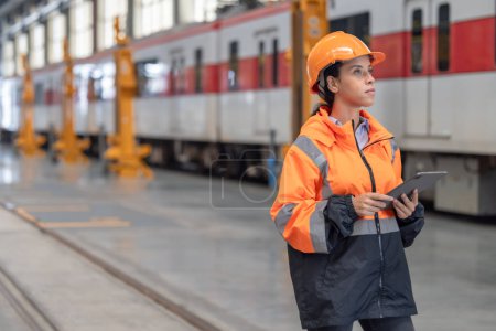Foto de Ingeniero de locomotoras analiza datos, actualiza el programa de mantenimiento, lista de verificación de cumplimiento, integridad estructural y seguridad de la operación del tren para un buen funcionamiento del servicio ferroviario como parte de la garantía de calidad - Imagen libre de derechos