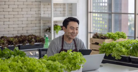 Foto de Vegetable sellers utilise laptops for efficient inventory management, keeping track of stock in real-time, maintaining accurate records, streamlining operations, and enhancing overall productivity. - Imagen libre de derechos