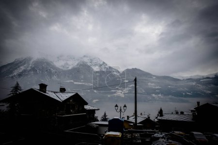 Téléchargez les photos : Les belles montagnes de la vallée d'Aoste immergées dans la neige de décembre, pendant les vacances de Noël - en image libre de droit
