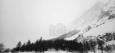 Téléchargez les photos : Paysages hivernaux de la vallée d'Aoste, chaîne des Alpes en décembre 2023 au début de l'hiver froid - en image libre de droit