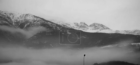 Téléchargez les photos : Paysages hivernaux de la vallée d'Aoste, chaîne des Alpes en décembre 2023 au début de l'hiver froid - en image libre de droit