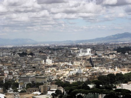 Téléchargez les photos : Rome est la capitale de l'Italie. C'est la capitale de la ville métropolitaine du même nom et de la région du Latium. Avec 2 754 719 habitants, c'est la ville la plus peuplée d'Italie et la troisième de l'Union européenne après Berlin et Madrid. - en image libre de droit