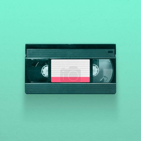 VHS-Videokassette isoliert auf blauem Hintergrund, Pop-Art-Design, Nahaufnahme