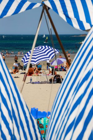 Téléchargez les photos : Tente de plage traditionnelle et parasol à Dinard Bretagne France - en image libre de droit
