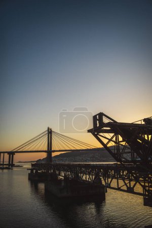 Téléchargez les photos : La vue sur le pont de la Rande au coucher du soleil dans la Ria de Vigo - en image libre de droit