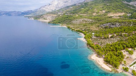Téléchargez les photos : Plage idyllique turquoise vue aérienne, Makarska, Croatie - en image libre de droit