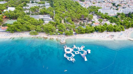 Luftpanorama des schönen Strandes von Rajska auf der Insel Rab in Kroatien. Paradiesischer Strand auf der Insel Rab in Kroatien - der größte Sandstrand in Lopar.