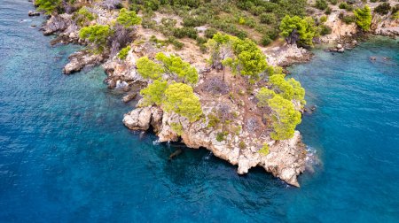 Foto de Increíble playa con barcos contra el mar azul en Podgora, Makarska, Dalmacia, costa croata - Imagen libre de derechos