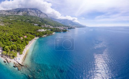 Foto de Croacia playa - panorama de Baska Voda ciudad con puerto contra montañas en Makarska riviera, Dalmacia, Croacia - Imagen libre de derechos
