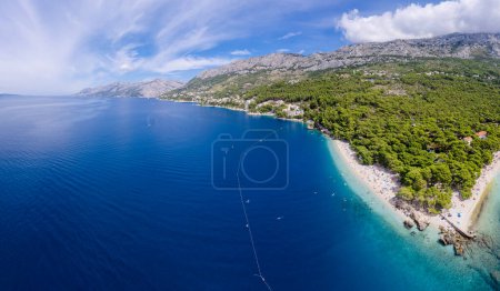 Foto de Croacia playa - panorama de Baska Voda ciudad con puerto contra montañas en Makarska riviera, Dalmacia, Croacia - Imagen libre de derechos