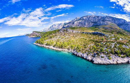 Foto de Croacia playa - panorama hermoso paisaje de verano con un mar y montañas. - Imagen libre de derechos