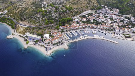 Foto de Ciudad de Podgora playa y vista aérea frente al mar, Makarska riviera en Dalmacia, Croacia - Imagen libre de derechos