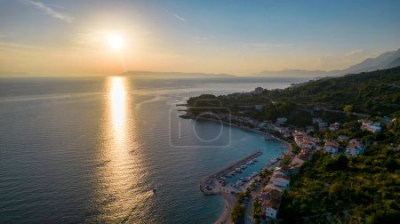 Foto de Ciudad de Podgora playa y vista aérea frente al mar, Makarska riviera en Dalmacia, Croacia - Imagen libre de derechos