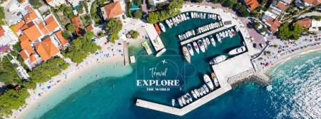Foto de Viaje croacia verano - barco en el puerto vista panorámica aérea de la ciudad de la isla de Brela - Imagen libre de derechos