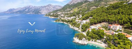 Foto de Viaje croacia verano - vista panorámica del mar y las montañas en un día soleado de verano en medio del Mediterráneo - Imagen libre de derechos