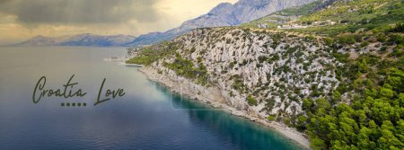 Foto de Viaje croacia verano - vista panorámica del mar y las montañas en un día soleado de verano en medio del Mediterráneo - Imagen libre de derechos
