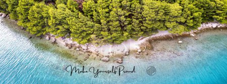 Foto de Viaje croacia verano - vista aérea de un hermoso paisaje tropical con palmeras y mar azul con agua turquesa - Imagen libre de derechos