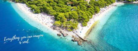 Foto de Viaje croacia verano - vista aérea de un hermoso paisaje tropical con palmeras y mar azul con agua turquesa - Imagen libre de derechos