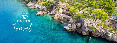 Foto de Viaje croacia verano - hermoso paisaje marino con playa tropical, cielo azul y agua blanca, con espacio para copiar - Imagen libre de derechos