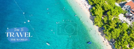 Foto de Viaje croacia verano - hermoso paisaje marino con playa tropical, cielo azul y agua blanca, con espacio para copiar - Imagen libre de derechos
