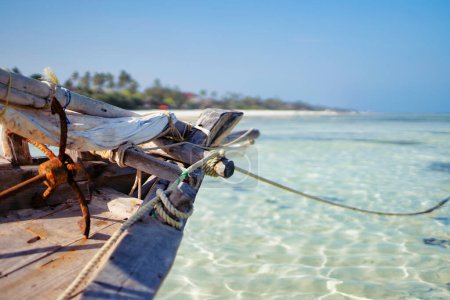 Téléchargez les photos : Bateau traditionnel sur la belle plage et la mer tropicale à marée basse à Jambiani, Zanzibar, Tanzanie Afrique - en image libre de droit