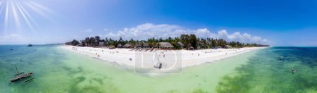 Foto de Amazing african beach Kiwengwa with palms and horizon on the background, Zanzibar, Africa - Imagen libre de derechos