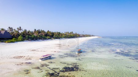 Foto de Zanzibar looks like paradise in this drone shot, with a beautiful beach and wooden boats left behind at low tide. - Imagen libre de derechos
