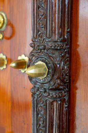 Foto de Take a closer look at the wooden masterpieces of Stone Town's doors in Zanzibar. These doors are a true reflection of the city's rich culture and history, with intricate carvings and designs that showcase the city's past and present - Imagen libre de derechos