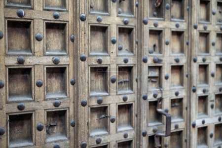 Foto de Echa un vistazo más de cerca a las obras maestras de madera de las puertas de Stone Town en Zanzíbar. Estas puertas son un verdadero reflejo de la rica cultura e historia de la ciudad, con intrincadas tallas y diseños que muestran el pasado y el presente de la ciudad. - Imagen libre de derechos