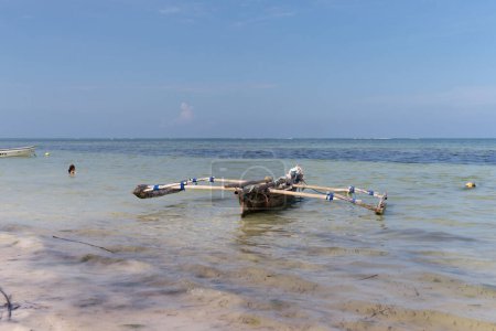 Foto de A beautiful wooden fishing boat on Zanzibar's beach with intricate details and rope accents. - Imagen libre de derechos