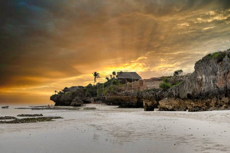 Foto de Vacaciones soleadas en Mtende Beach, Zanzíbar, rodeado de rocas para un retiro tranquilo - Imagen libre de derechos