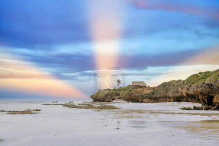 Foto de Vacaciones soleadas en Mtende Beach, Zanzíbar, rodeado de rocas para un retiro tranquilo - Imagen libre de derechos