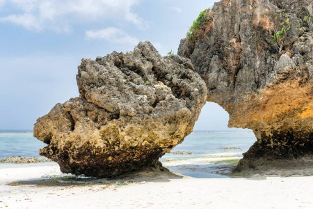 Foto de Sunny vacation at Mtende Beach, Zanzibar, surrounded by rocks for a peaceful retreat - Imagen libre de derechos