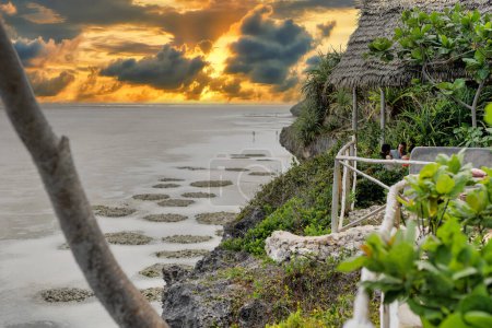 Foto de Sunny vacation at Mtende Beach, Zanzibar, surrounded by rocks for a peaceful retreat - Imagen libre de derechos