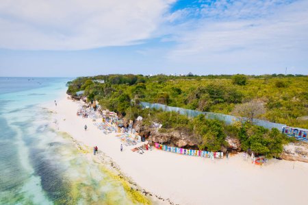 Téléchargez les photos : Ce drone de Nungwi Beach à Zanzibar capture l'incroyable beauté du rivage, avec des eaux cristallines et du sable doré offrant une vue imprenable. - en image libre de droit